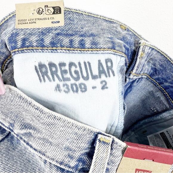 NWT Levi’s High Waist Altered Mom Jeans 28 Blue - Picture 7 of 8